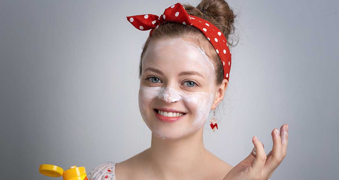 Modelo Passando Protetor Solar No Rosto